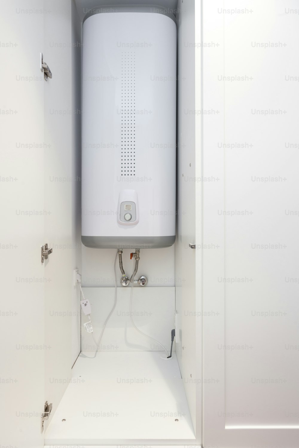 Elektroboiler (Wandwarmwasserbereiter) im Badezimmer