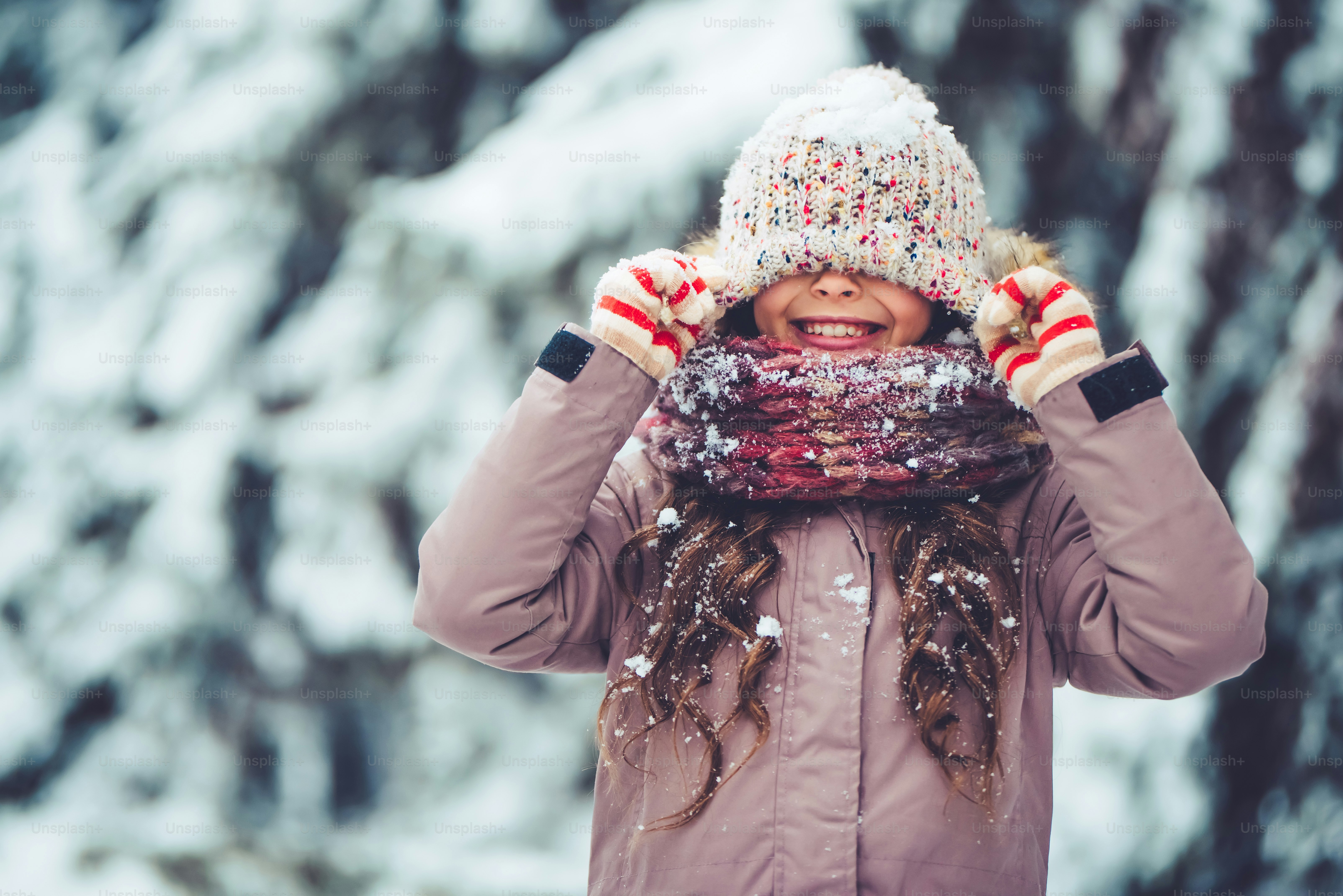 Kleines süßes Mädchen hat Spaß outdoots im Winter.
