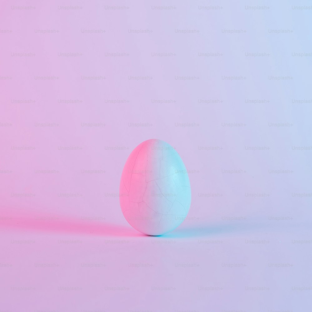 Ovo de Páscoa branco com luzes holográficas holográficas coloridas de néon. Conceito criativo.