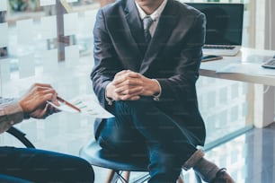 Jóvenes startups, empresarios, trabajo en equipo, reunión de lluvia de ideas para discutir la inversión.