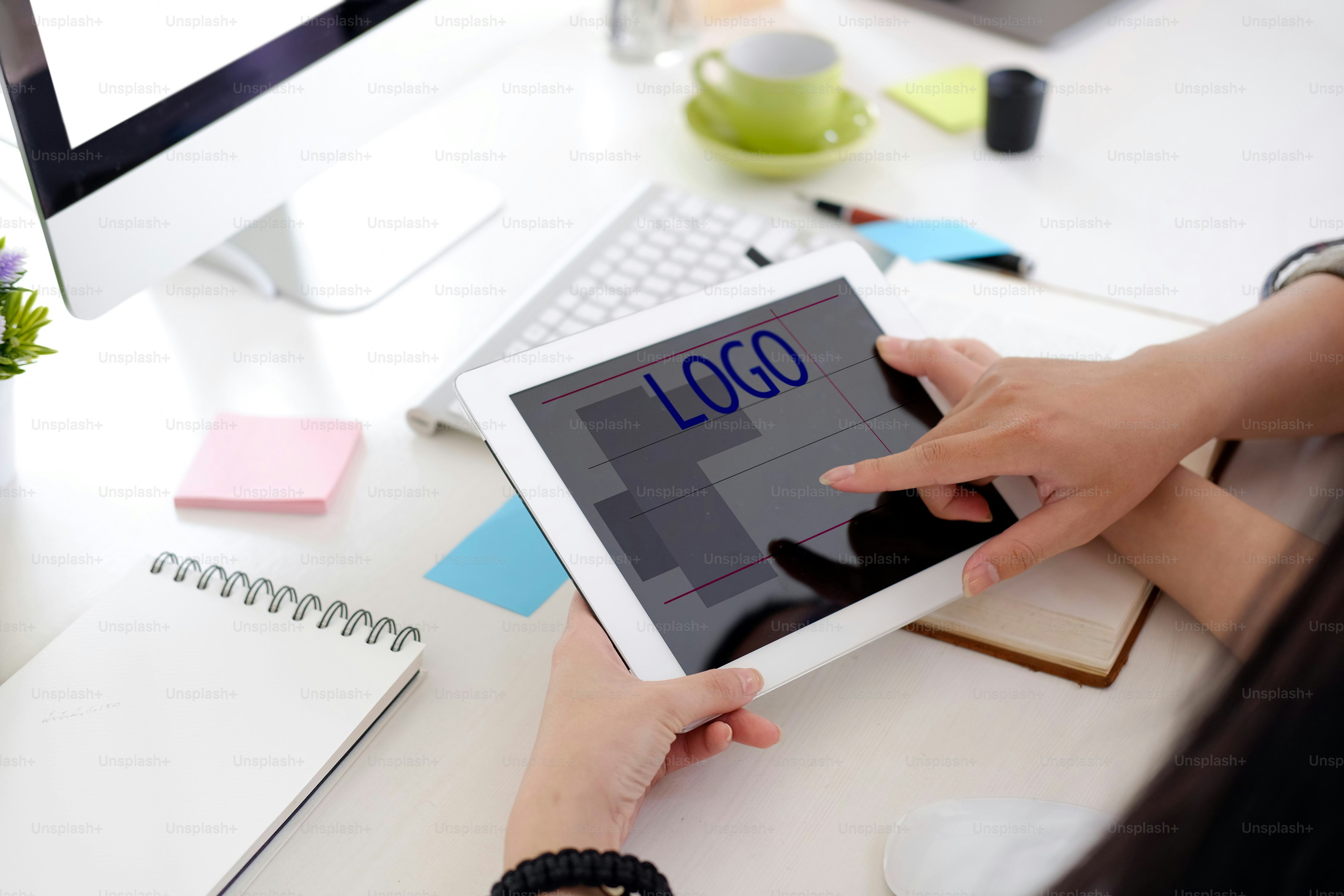 Les collègues travaillent en studio moderne à l’aide d’une tablette numérique.