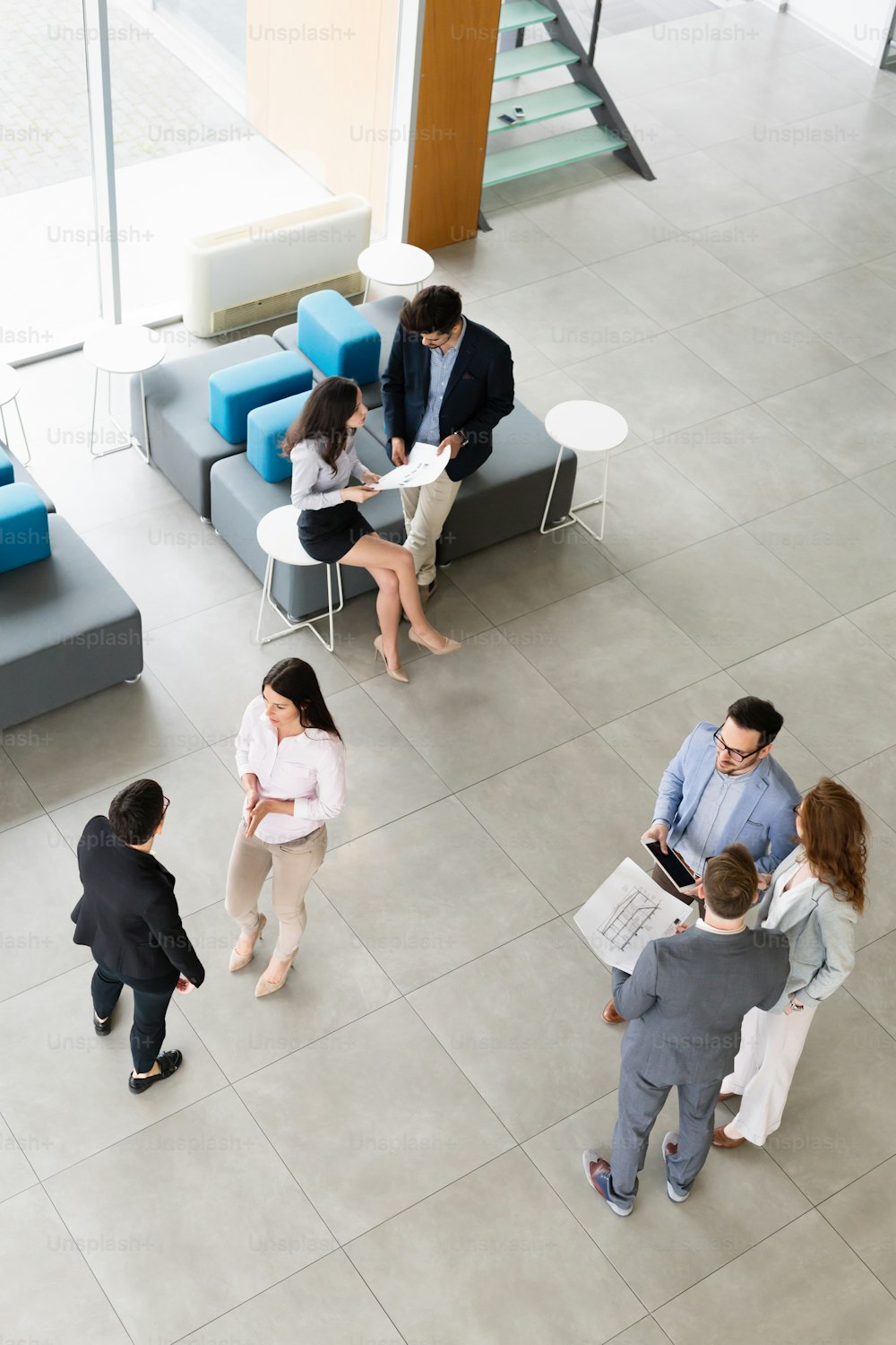 Grupo de arquitetos e empresários trabalhando juntos e fazendo brainstorming