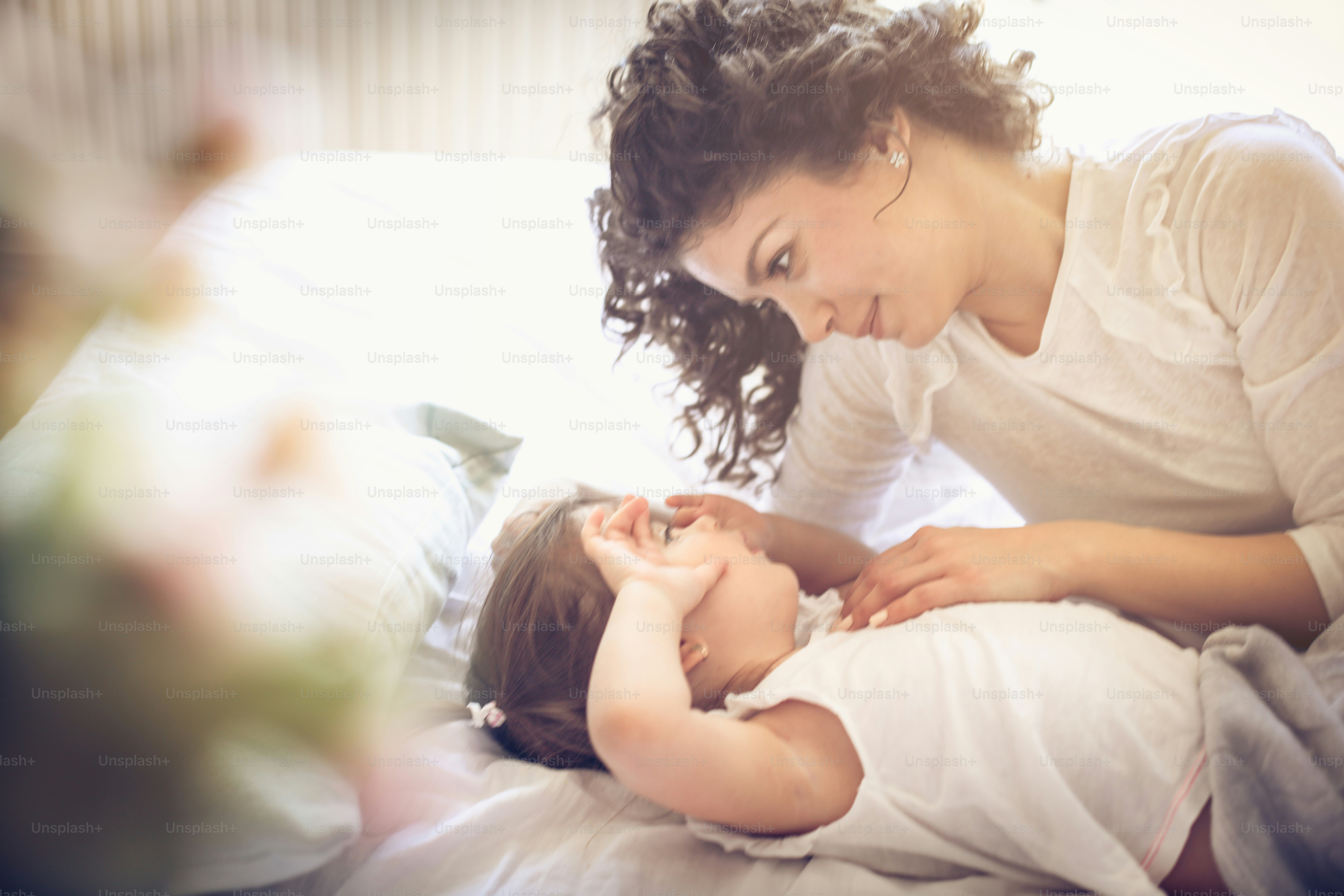 Madre e hija juntas en la cama foto – Imagen de Generación en Unsplash