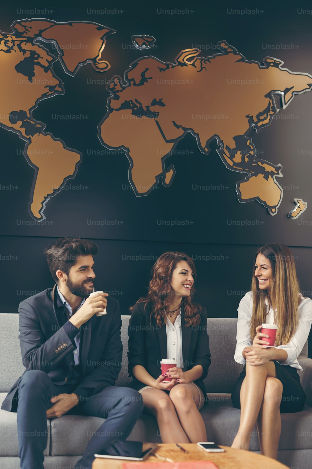 Gente de negocios discutiendo asuntos relacionados con el trabajo en una pausa para el café. Foco en las mujeres