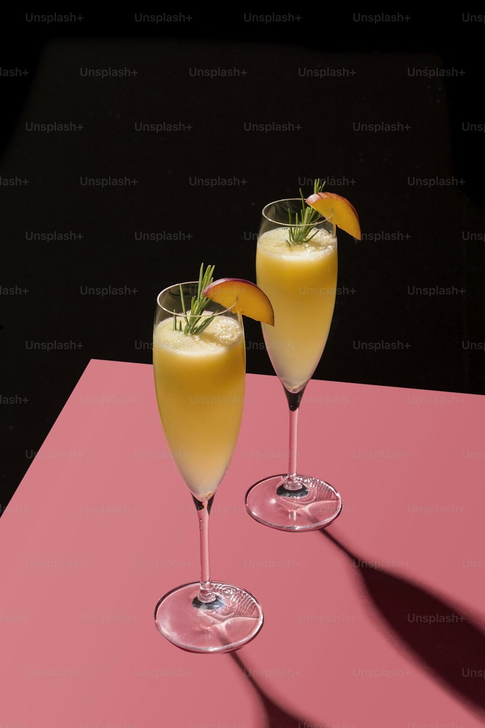 Bellini, ein Cocktail mit Prosecco oder champagnerweißen Pfirsichen und Zuckersirup, in einem poppigen zeitgenössischen Stil