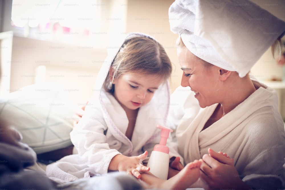 Mamma mi ha insegnato a prendermi cura del mio corpo. Bambina.