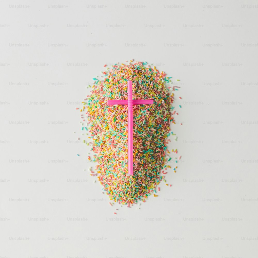 Tombe faite de paillettes de gâteau colorées. Concept créatif de nourriture minimale. Pose à plat.