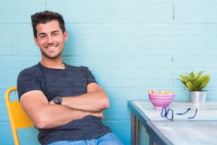 Jovem feliz sentado em um restaurante