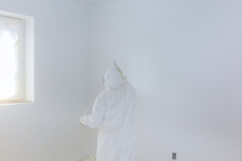 Pintura mecanizada Airless — técnico a aplicar tinta com equipamento de alta pressão