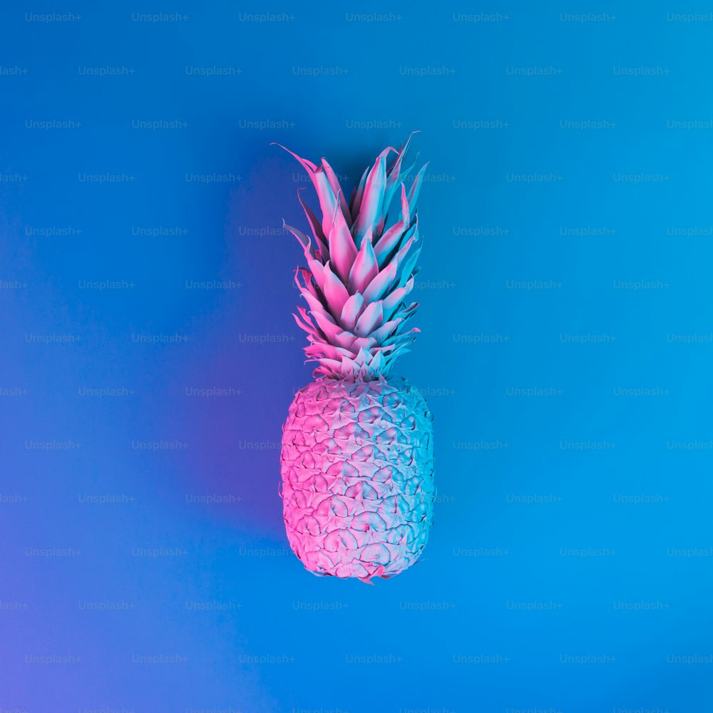 Ananas in kräftigen holografischen Neonfarben mit kräftigem Farbverlauf. Konzeptkunst. Minimaler surrealistischer Hintergrund.