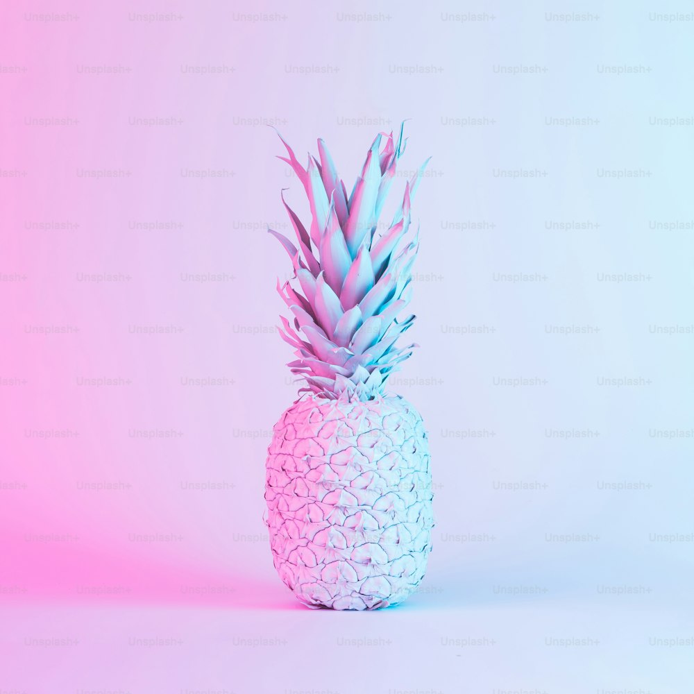 Ananas in vibranti colori al neon olografici sfumati e audaci. Illustrazione concettuale. Sfondo surrealista minimale.