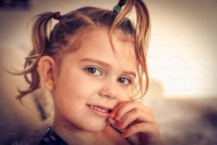 Retrato de una niña a la que le faltan dientes.