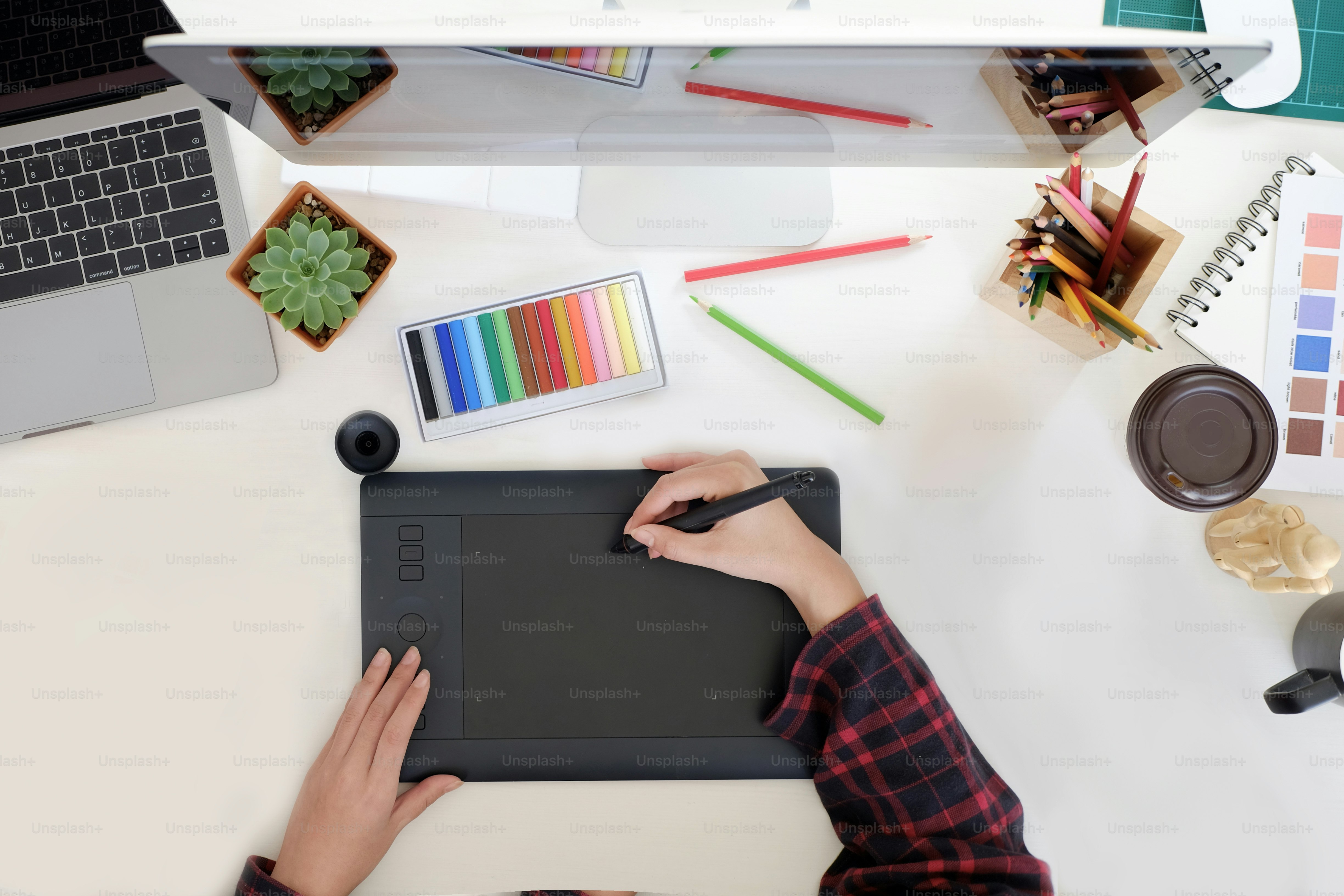 Designer attrayant travaillant avec une tablette numérique au bureau du