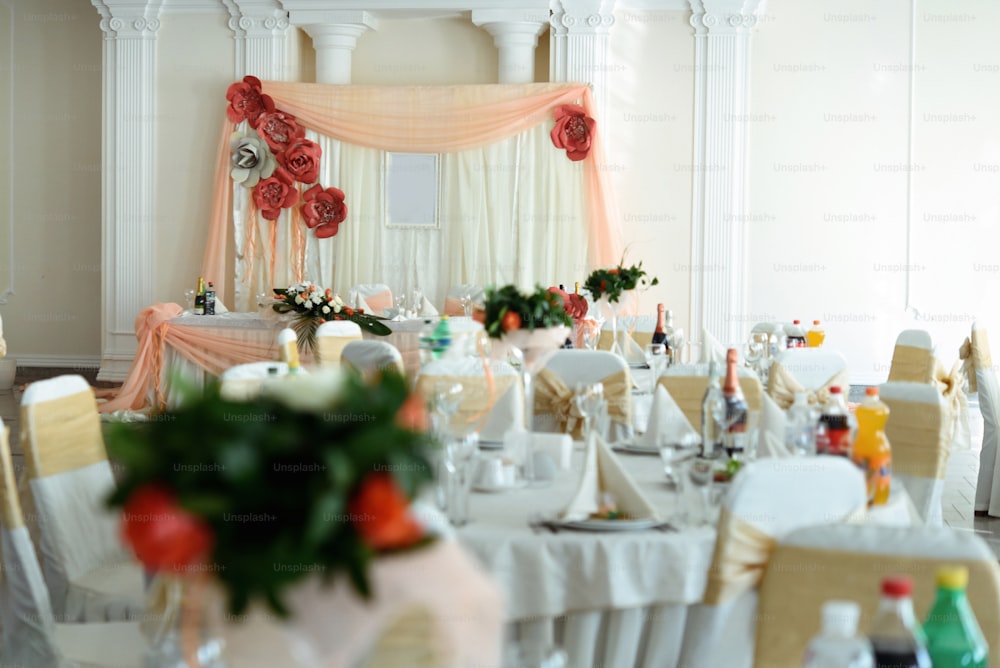 Luxuriös dekoriertes Tischmittelstück mit Rosen an der Rezeption im Restaurant