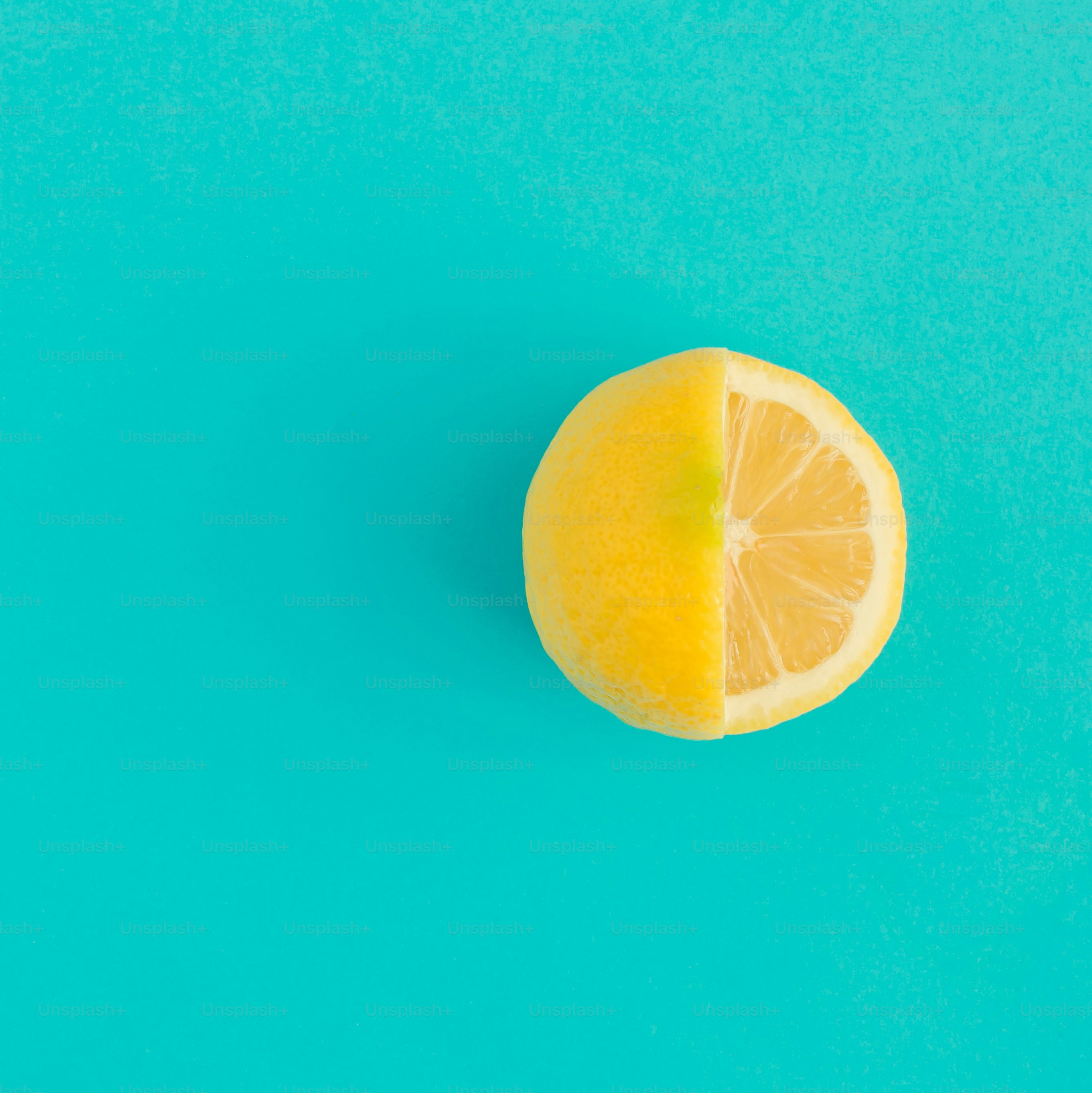 明るい青の背景に黄色のレモン フルーツ 最小限のフラット レイアウトのコンセプト の写真 Unsplashで見つける食物の無料写真