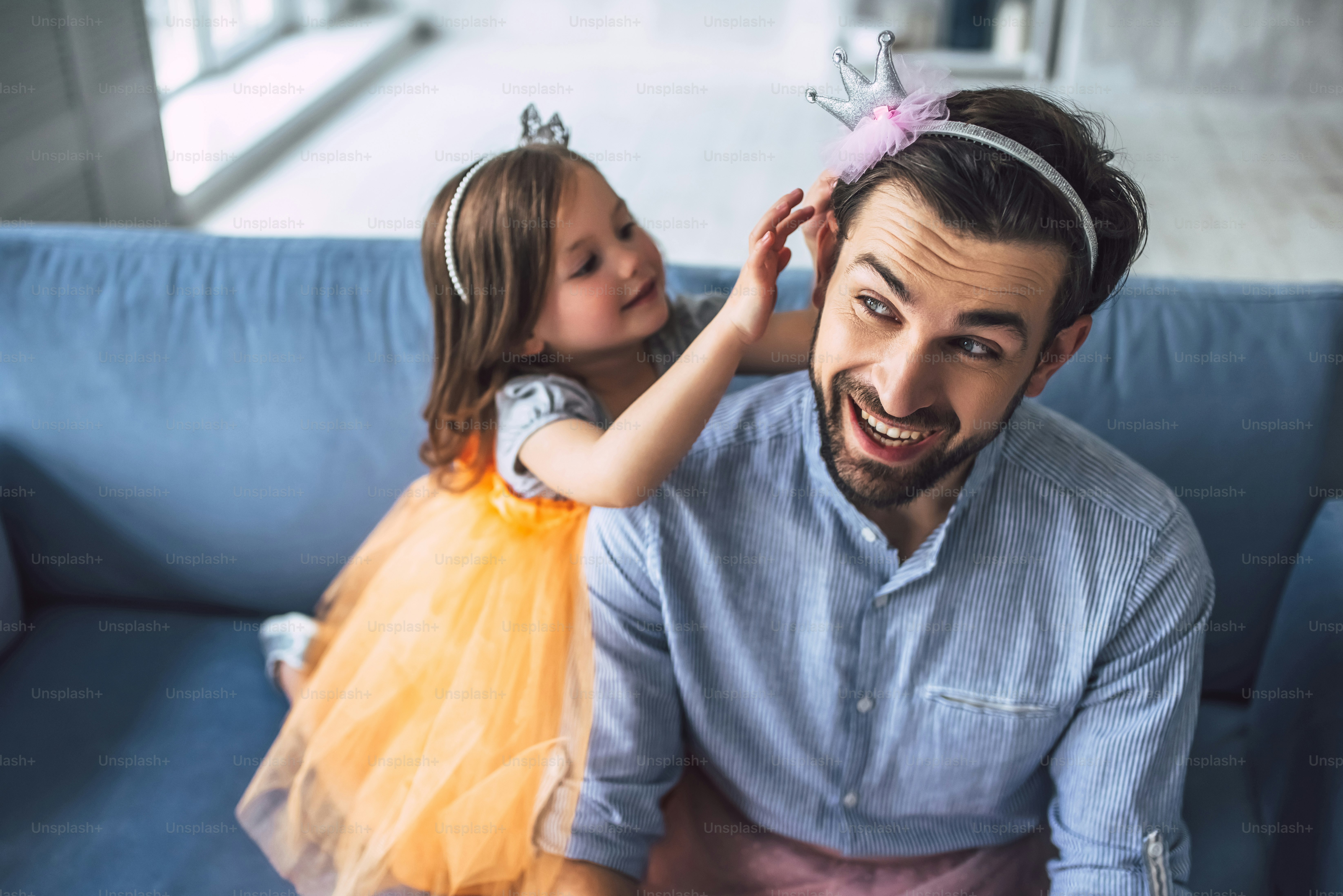Foto zum Thema Ich liebe dich, Papa! Hübscher junger Mann zu Hause mit ...