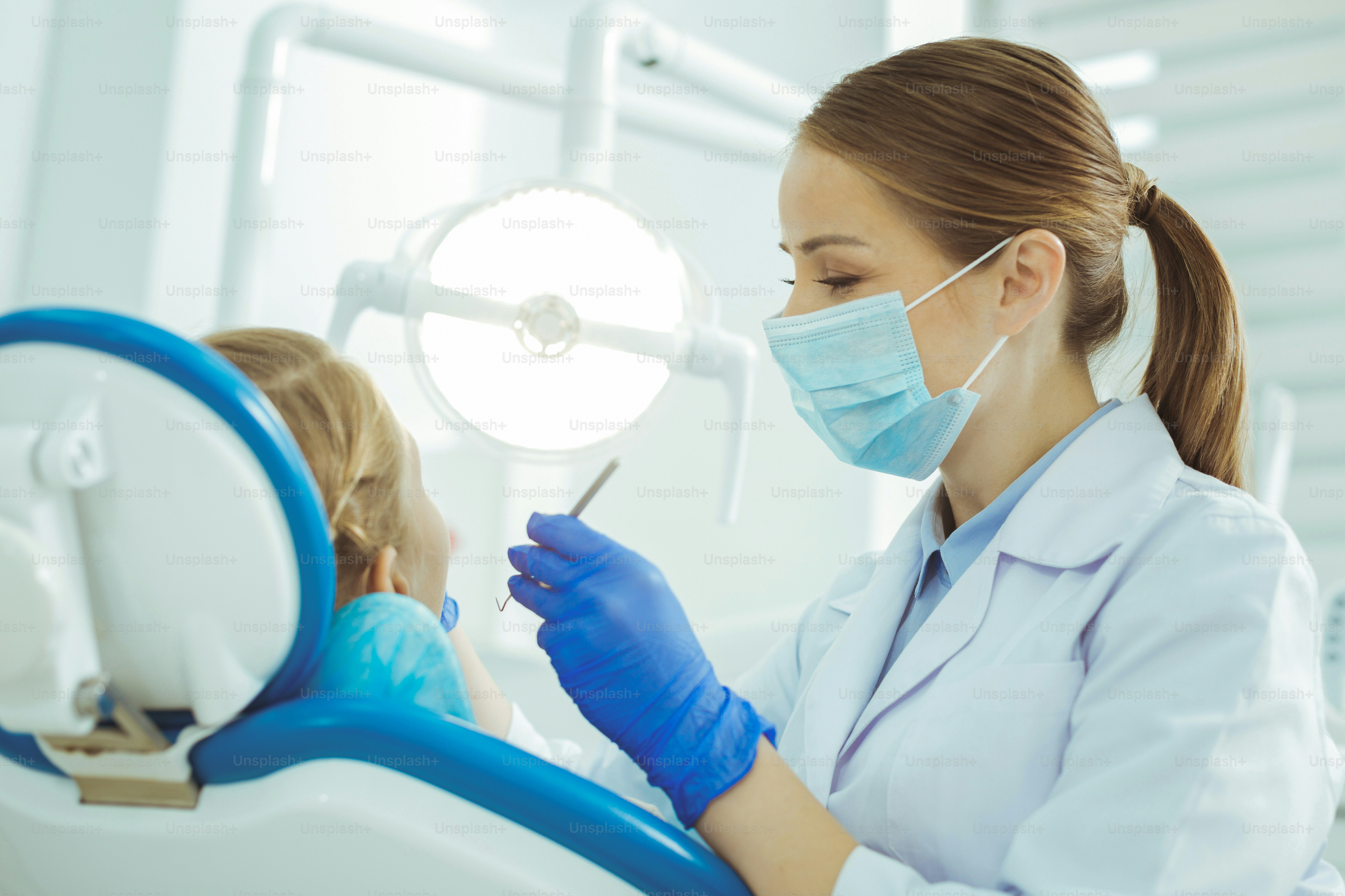 Aufpassen. Hübsche professionelle Ärztin in medizinischer Uniform und in der Nähe ihres Besuchers