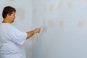 Hausverbesserungen. Putz an die Wand mit Spatel Handhaltendes Putzwerkzeug