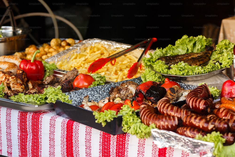 Délicieuses saucisses de légumes au barbecue sur un gril ouvert, servant à la cuisine extérieure. Festival de la nourriture dans la ville. rôtissage de plats savoureux, aire de restauration. Pique-d’été