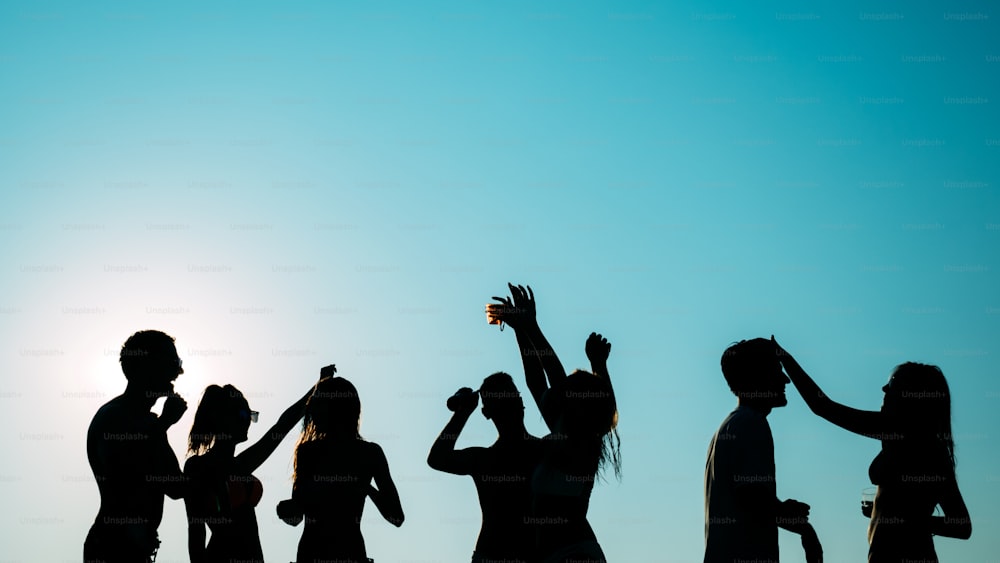 Grupo de personas bailando en la fiesta de verano en la playa