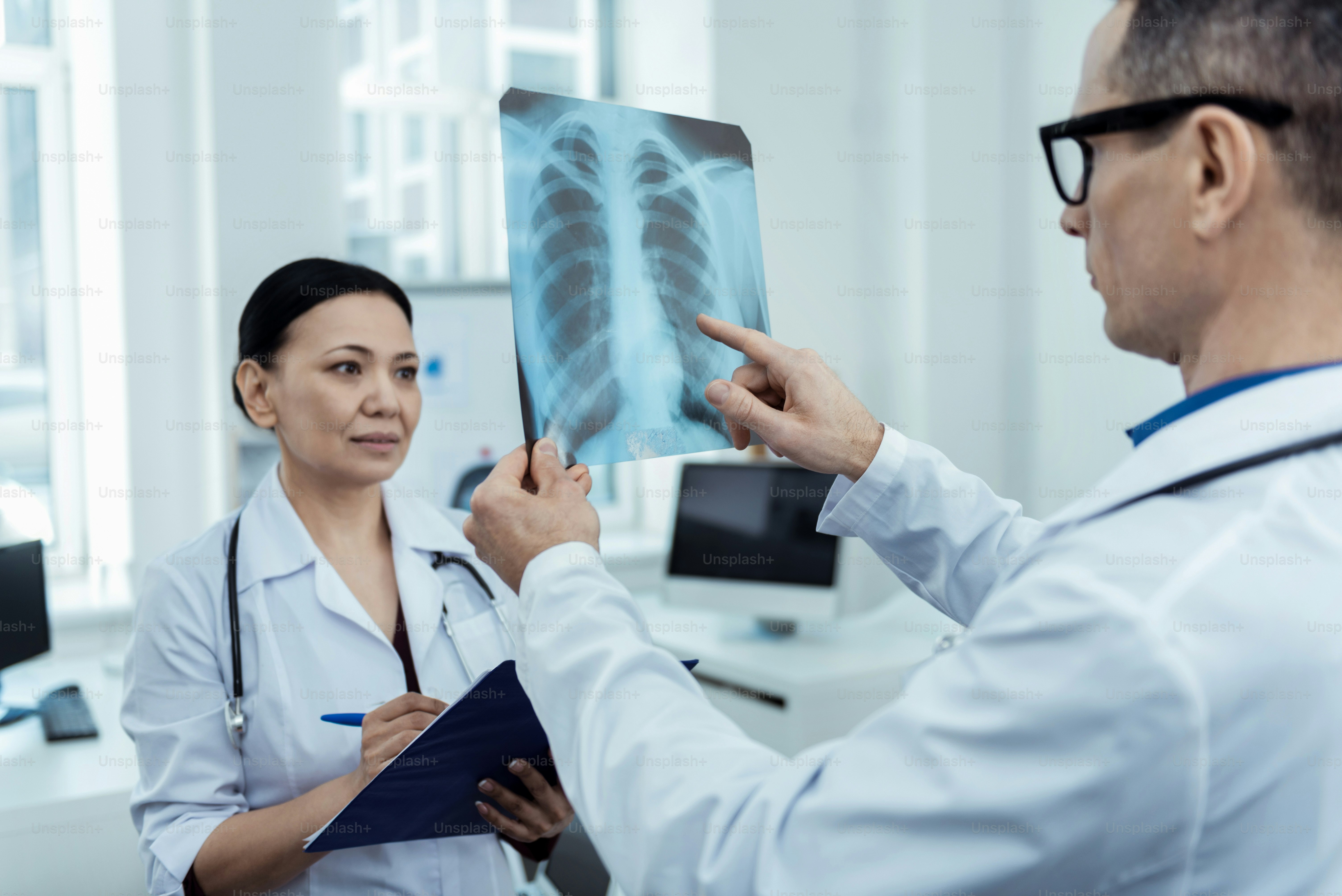 Coup d’œil précis. Médecin professionnel tenant un scanner radio tout en détectant des problèmes