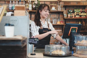 中小企業とオーナービジネスのコンセプト。喫茶店サービス客の若手オーナー。