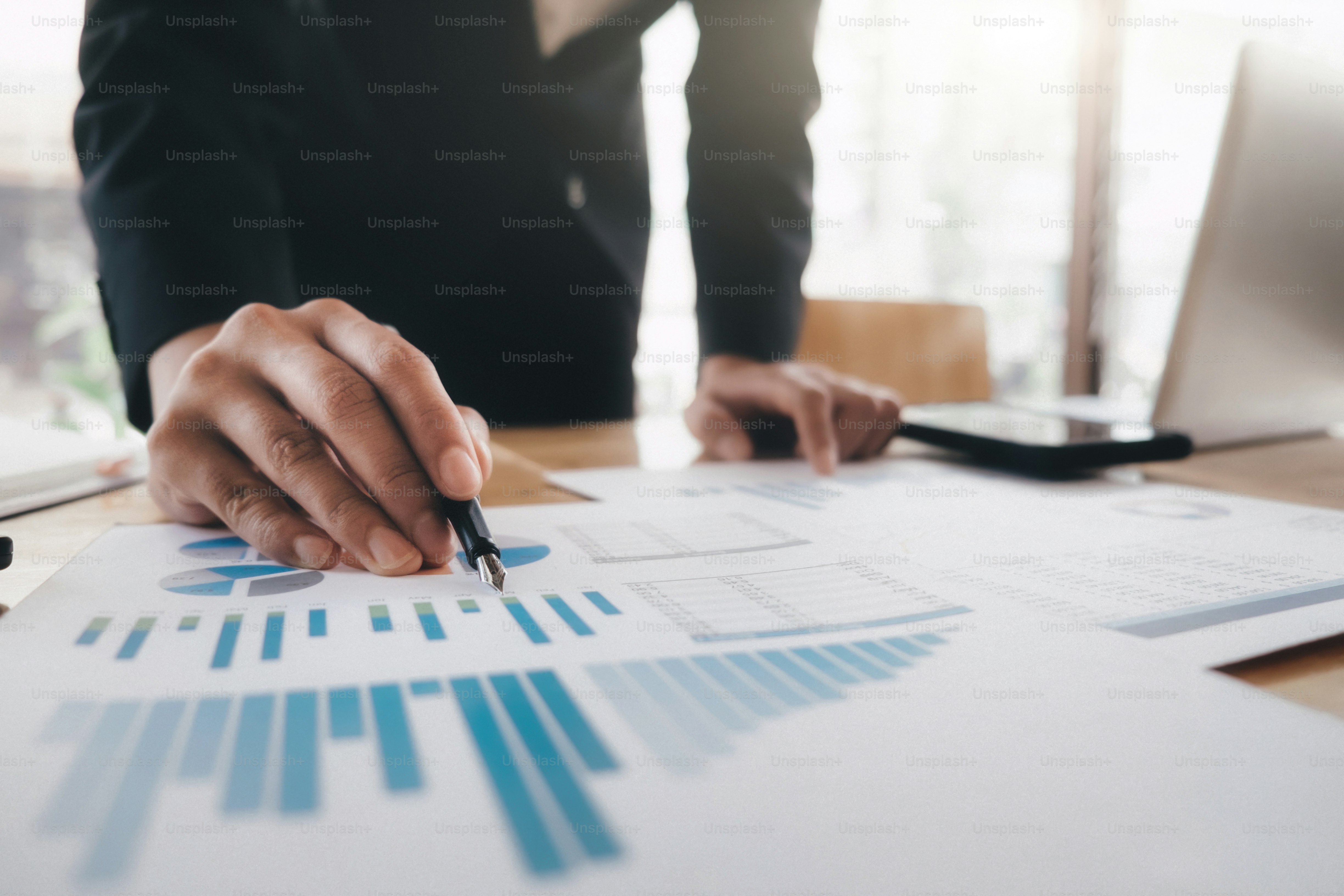 ビジネスウーマンは、高性能なマーケティング投資データを分析します。