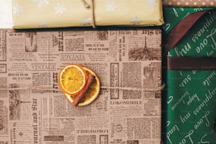 Elegantes cajas de regalo envueltas en la vista superior, con adornos de canela naranja y cordel. Feliz Navidad y Feliz Año Nuevo concepto. Imagen plana. Saludos de temporada, felices fiestas