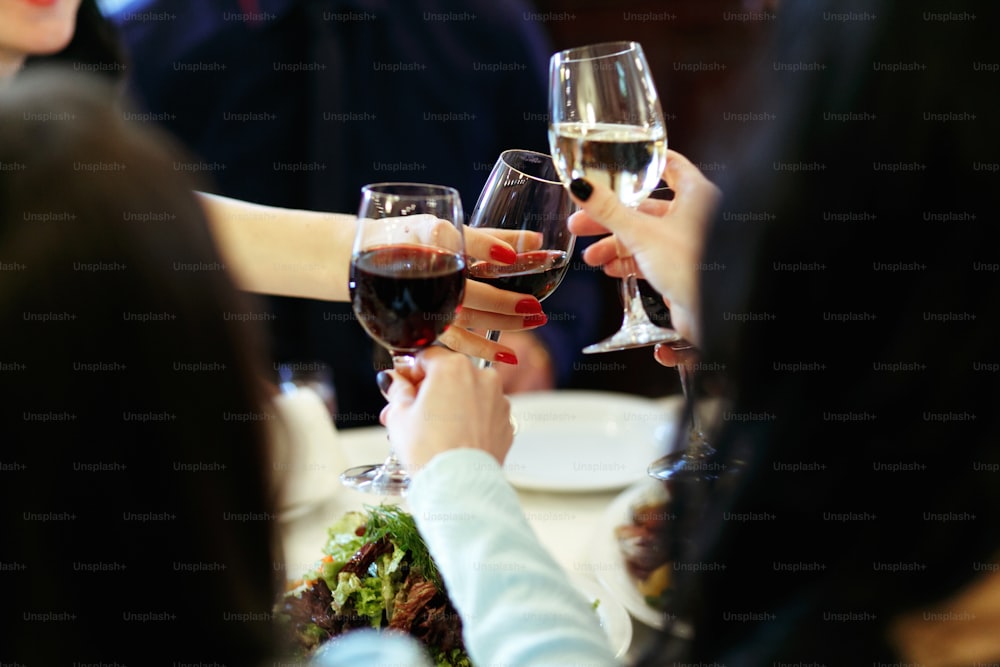 manos sosteniendo vasos y brindando, momento festivo feliz, concepto de celebración de lujo