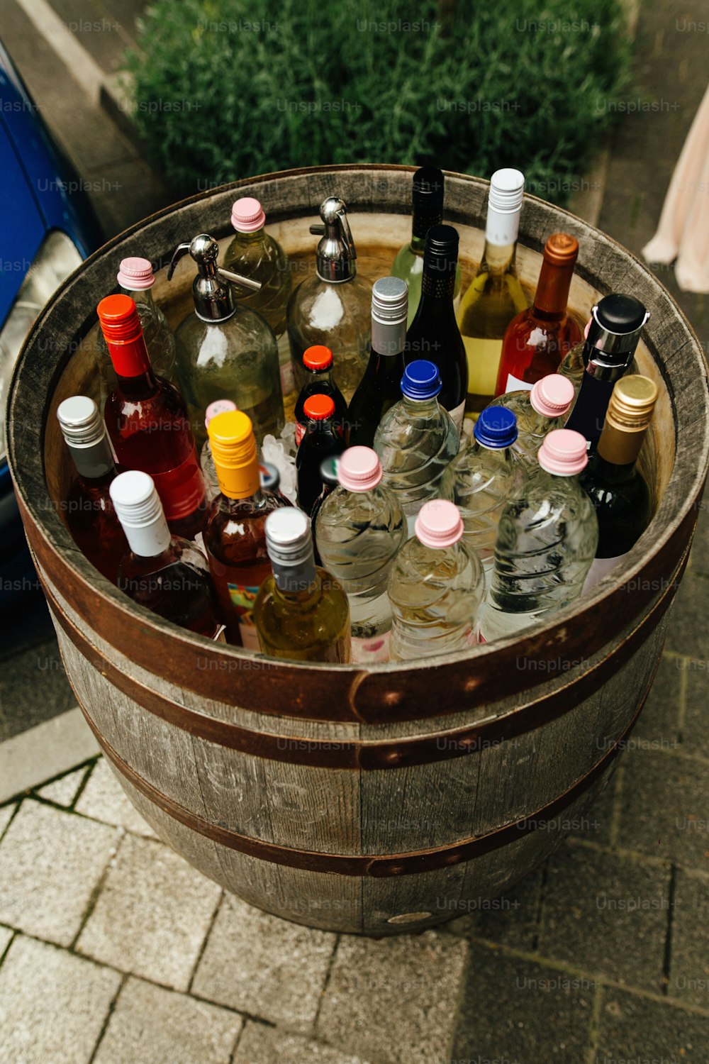 木製の樽に入った珍しい飲み物とアルコールバー、創造的なサービス、ブダペスト市の通りにあるレストラン、旅行のコンセプト