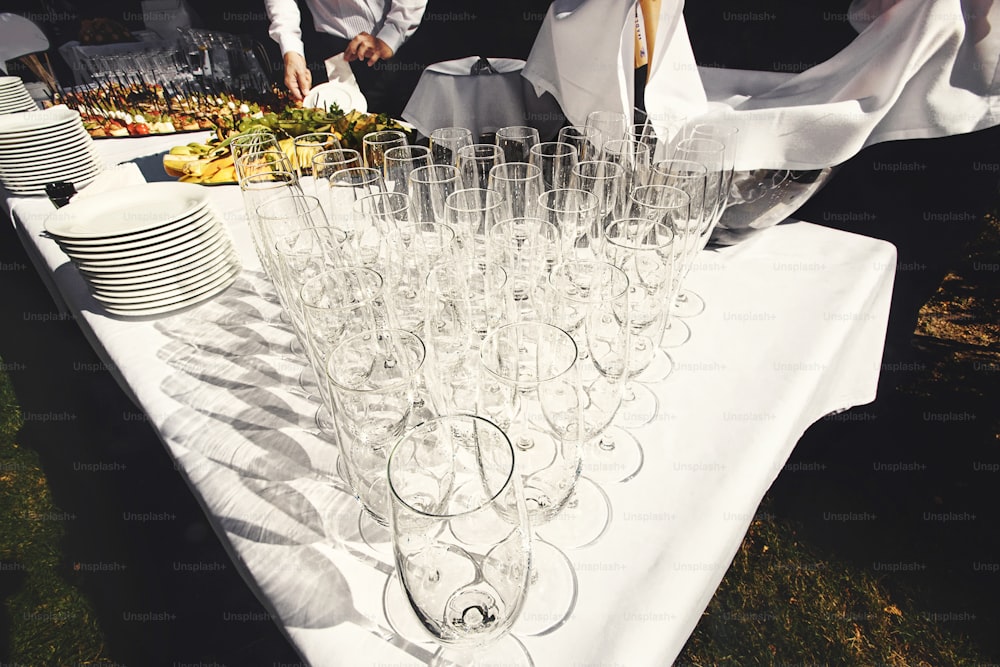 Stilvolle Luxusgläser für Champagner auf einem Tisch für eine Feier, Cathering im Restaurant
