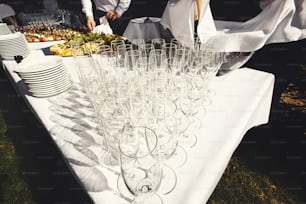 Elegantes copas de lujo para champán en una mesa para una celebración, cathering en el restaurante