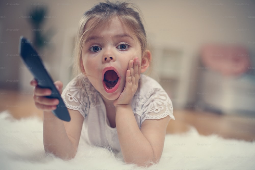 Petite fille regardant la télévision. Portrait.