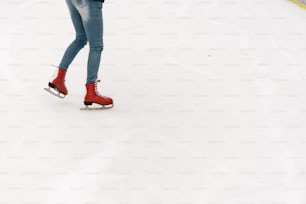 도심의 흰색 스케이트장에서 세련된 행복한 스케이터, 건강 활동 및 축하 휴일 개념