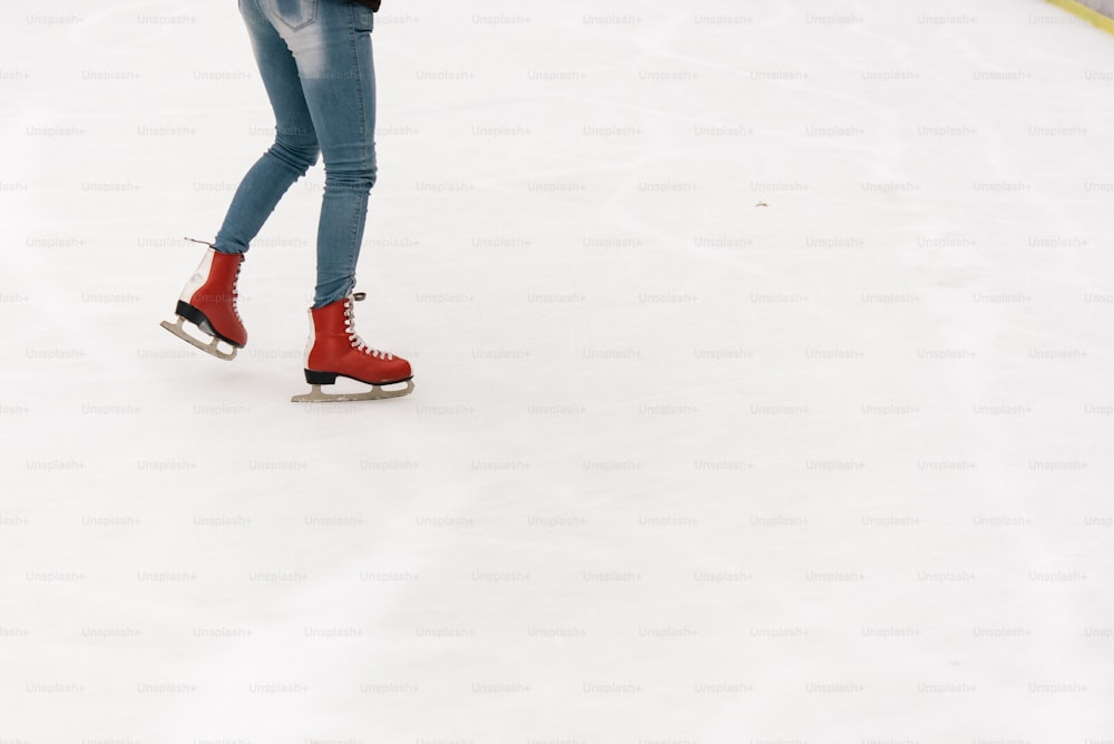 pattinatore felice alla moda su una pista di pattinaggio bianca in un centro città, attività di salute e concetto di vacanze di celebrazione