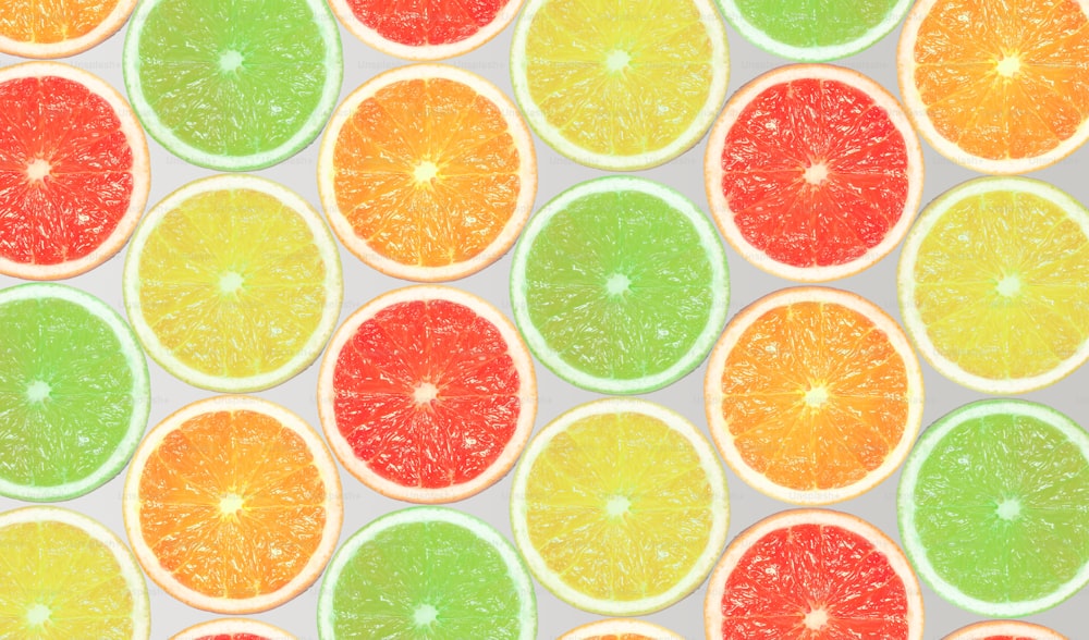Motif composé de tranches d’orange, de citron, de pamplemousse et de citron vert sur fond lumineux. Concept d’été minimal. Pose à plat.