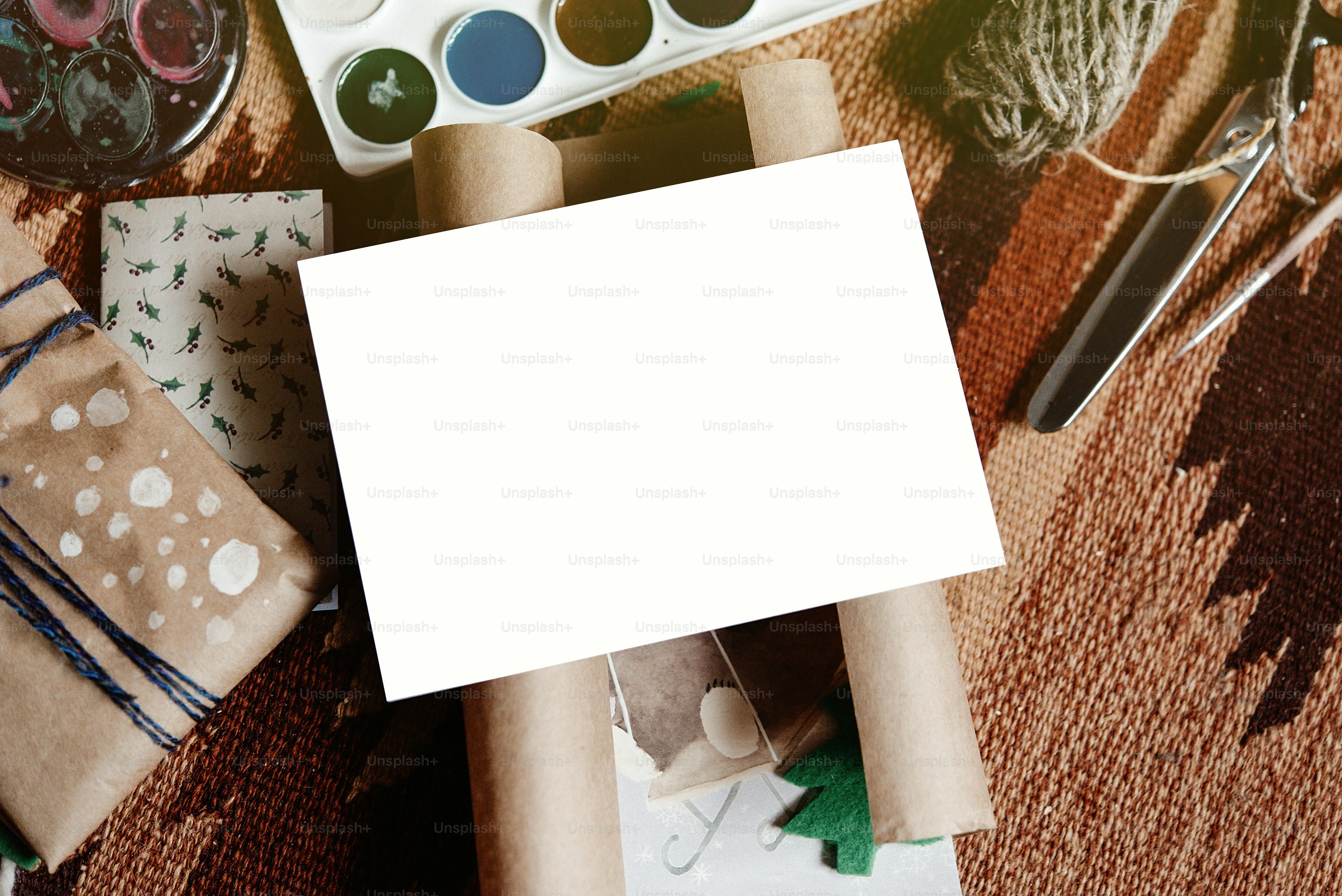 Leere Weihnachtskarte und Geschenke in Bastelpapier. Rustikal handgefertigt präsentiert Spielzeug Essentials. Weihnachtsgrüße. Platz für Text