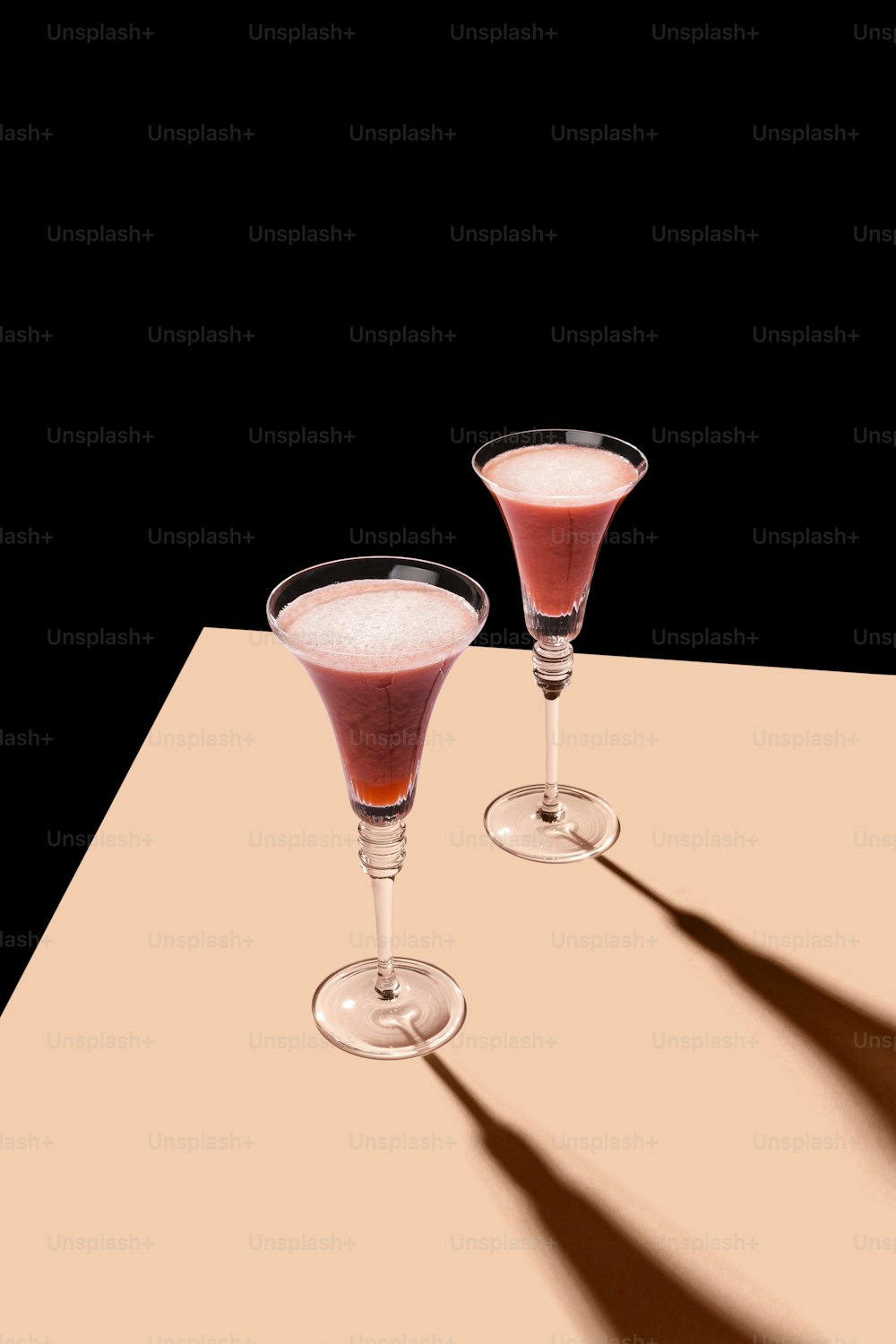 ロッシーニは、プロセッコまたはシャンパンとイチゴのピューレで作られたカクテルです。ポップでコンテンポラリーなスタイルの写真
