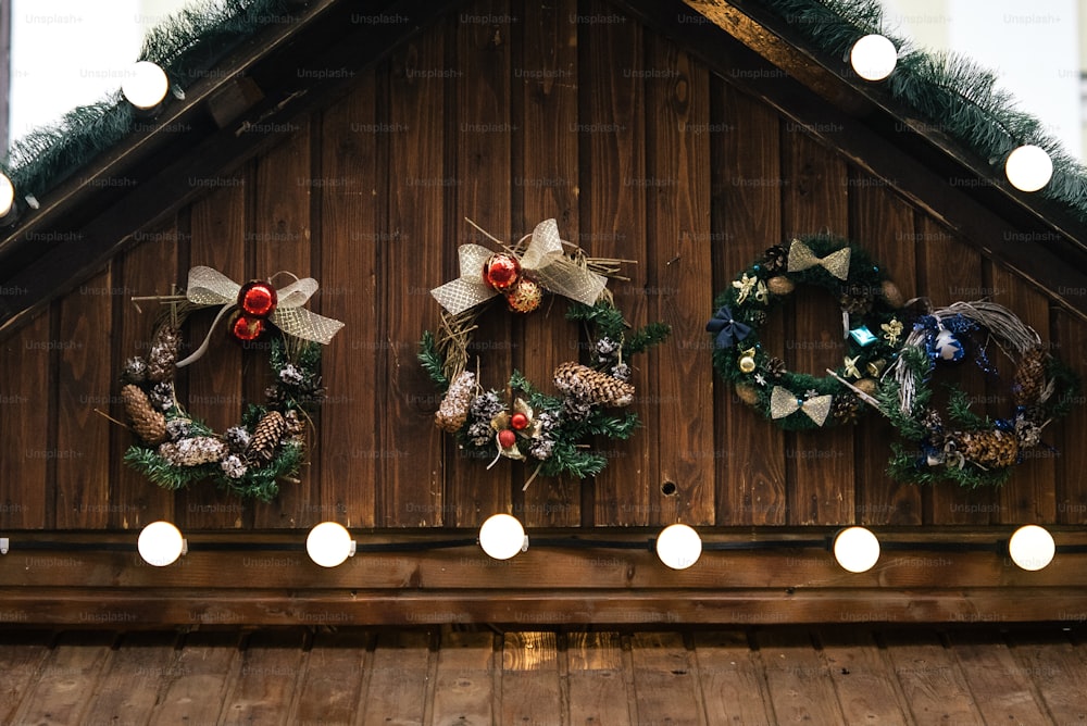 elegantes luzes de guirlanda de Natal de luxo e grinaldas em cabanas de madeira, decoração de celebração para férias na cidade