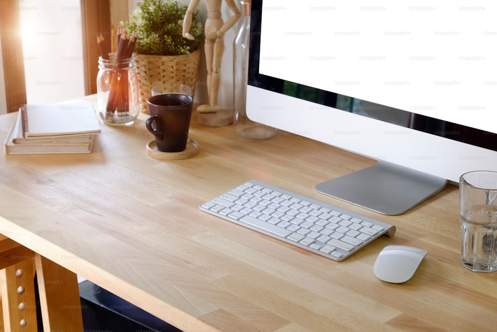 Computador de mesa de mesa de madeira do escritório. acessório de escritório e espaço de cópia.