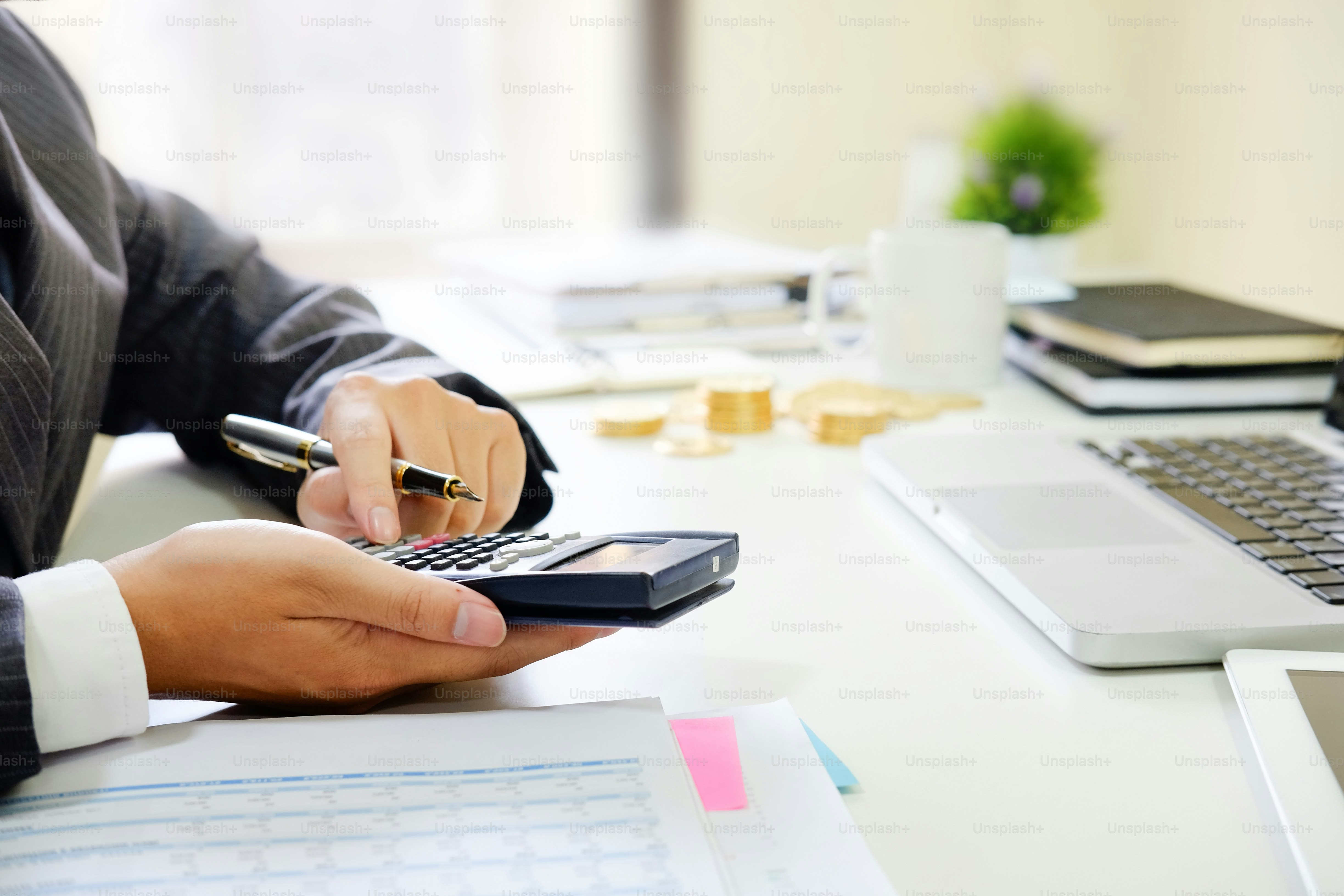 Gros plan d’entreprise calculer le document de données financières papier avec calculatrice.