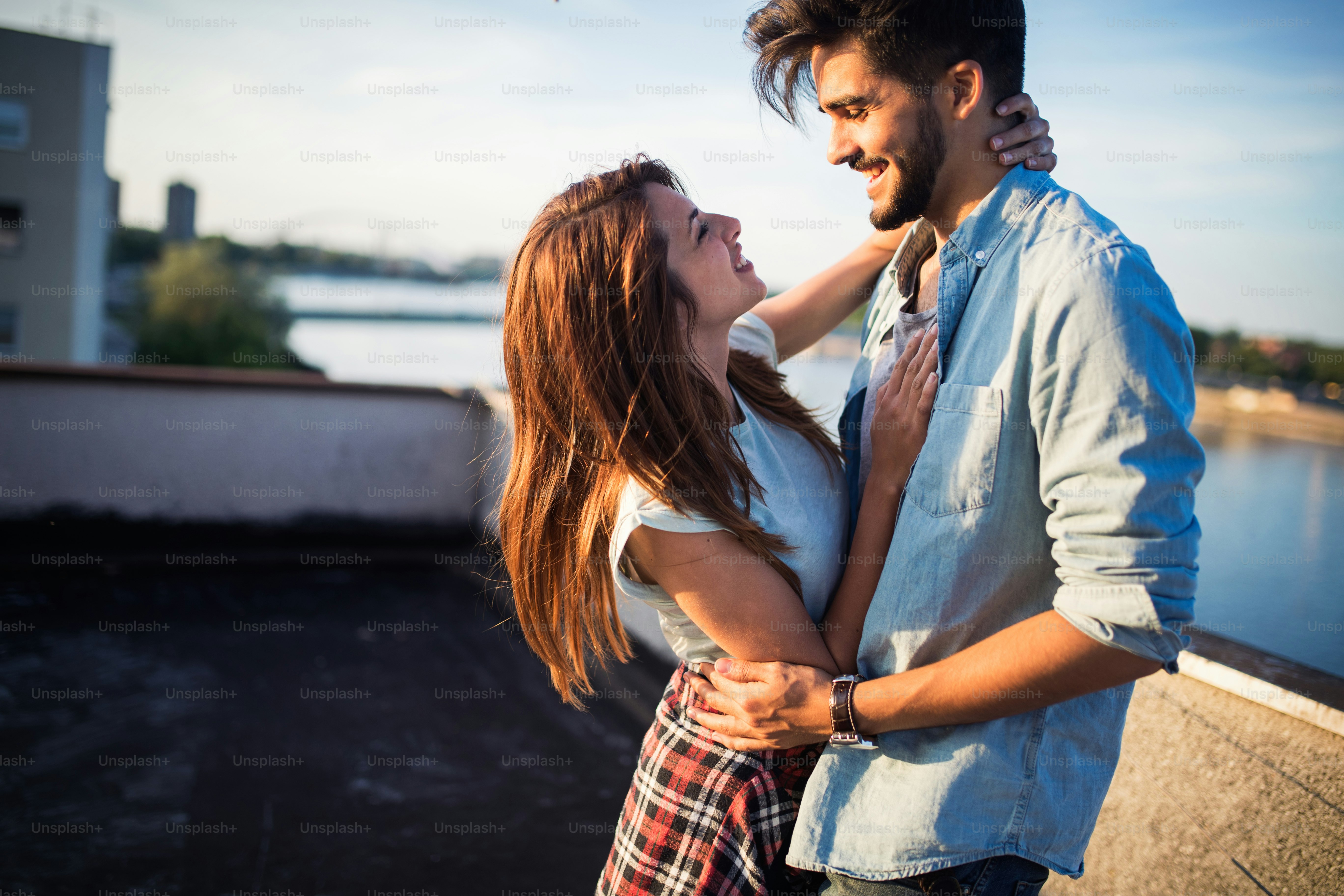 Bella giovane coppia innamorata che si incontra all'aperto e sorridente