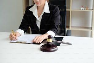 Richter Hammer Justizanwälte, Geschäftsfrau in Klage oder Anwältin, die an einem Dokument arbeitet. Rechts-, Beratungs- und Justizkonzept.