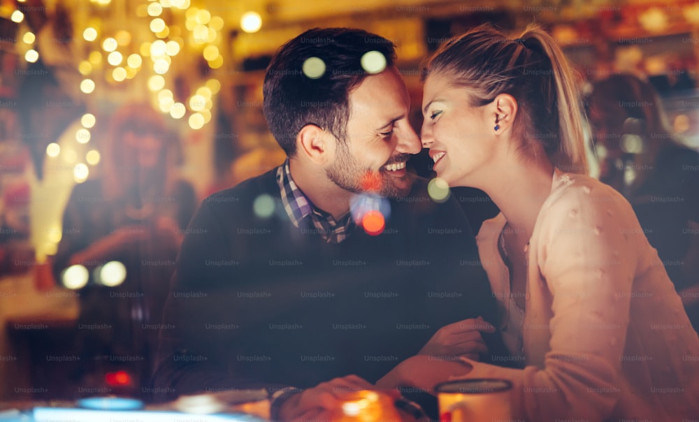 Jeune couple romantique sortir ensemble dans un pub la nuit