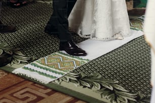 Cérémonie de mariage traditionnelle slave, mariée et marié élégants marchant sur une serviette blanche lors du couronnement, gros plan de mariage à l’église chrétienne