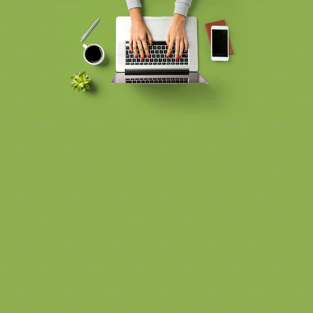 Toma aérea de una mujer trabajando en una computadora portátil. Fondo de negocio con espacio de copia