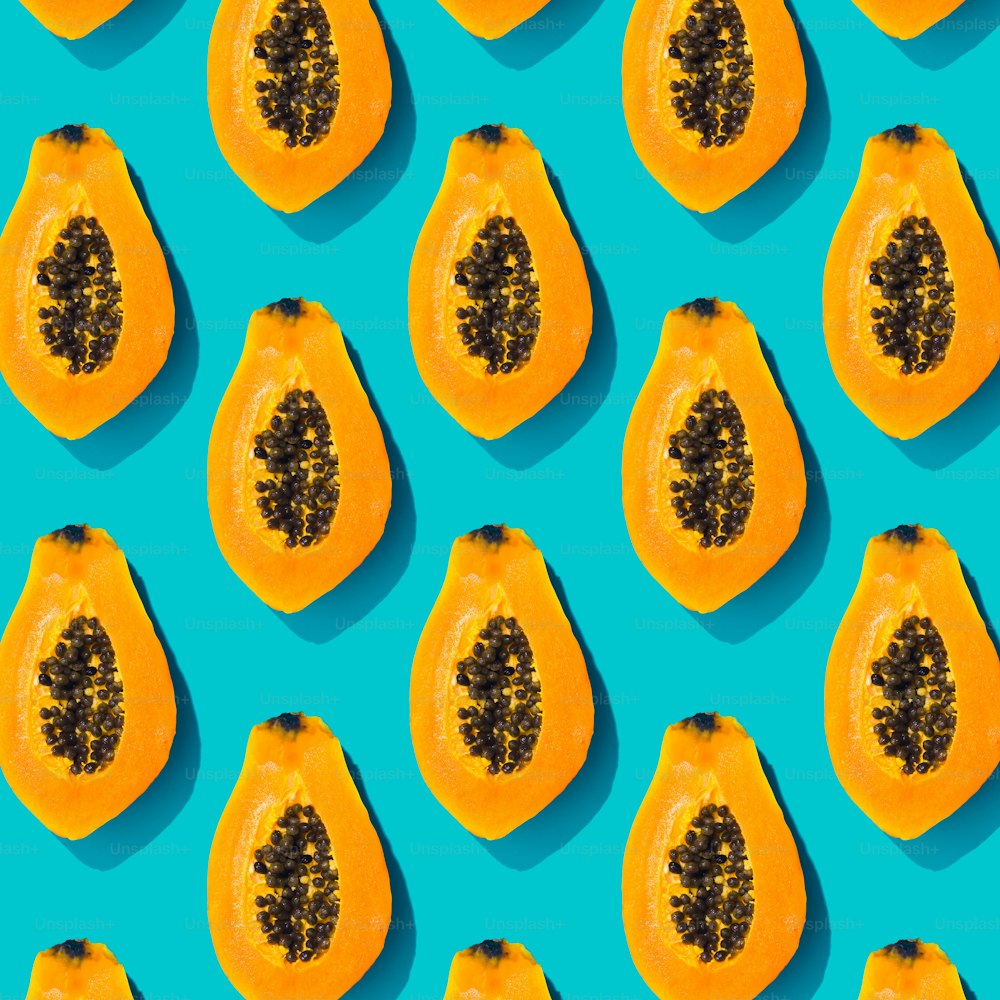 Papaya creativo patrón tropical fondo azul vivo. Fondo abstracto del arte del verano. Concepto de impresión minimalista. Alimento plano.