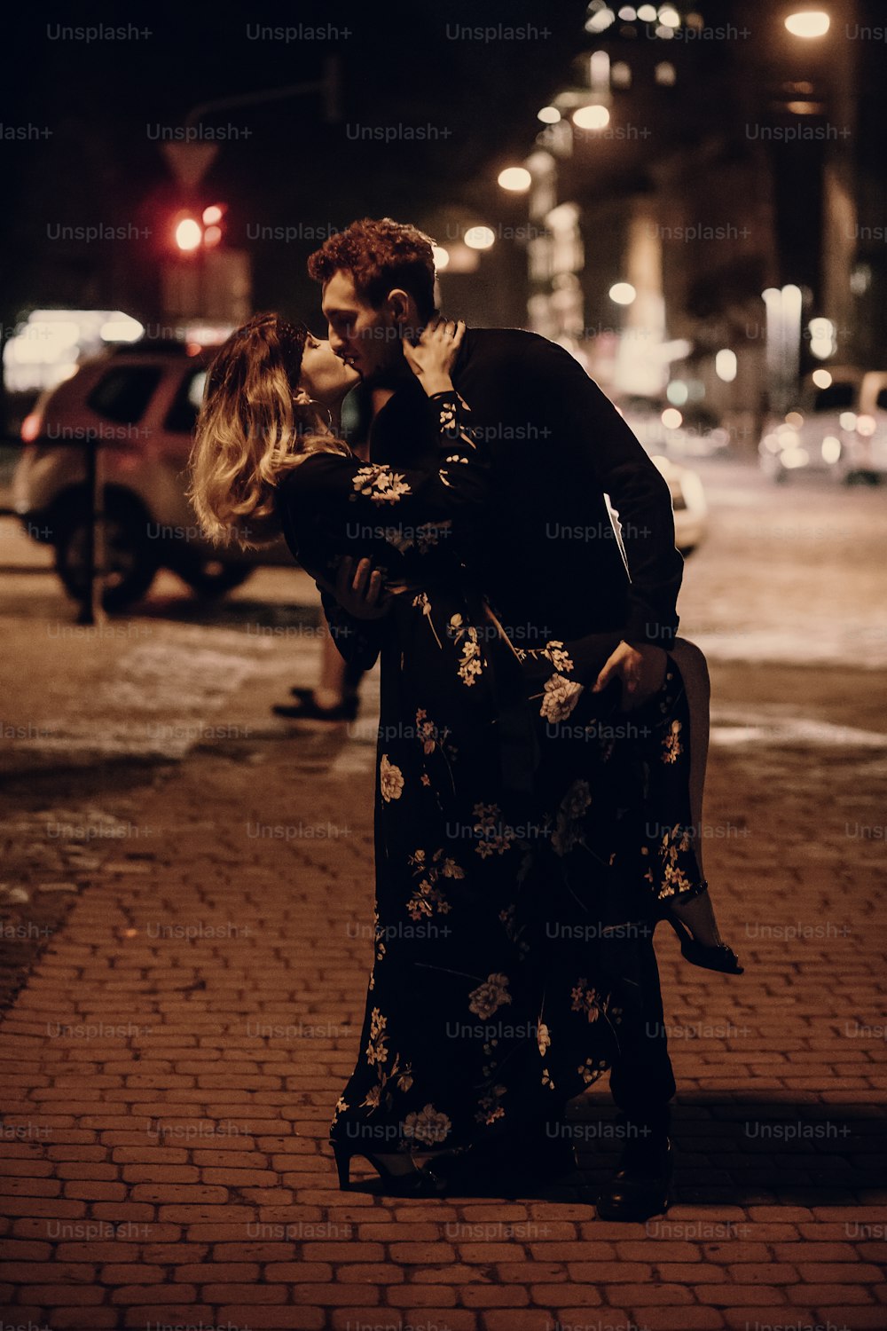 coppia che si bacia all'aperto in strada, due amanti si baciano in strada di notte a Parigi durante la loro luna di miele, concetto di passione