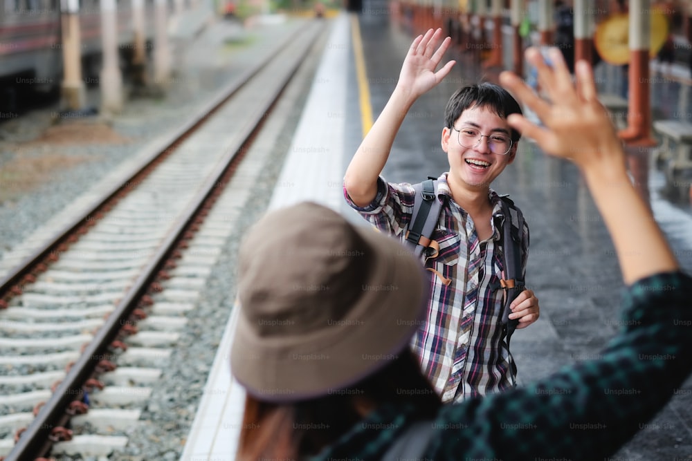 Uomini Mani Alte Cinque Incontro Saluto sulla stazione ferroviaria.