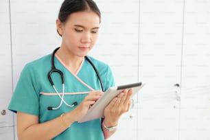 Primo piano infermiera asiatica che utilizza la tecnologia tablet assistenza sanitaria medica.